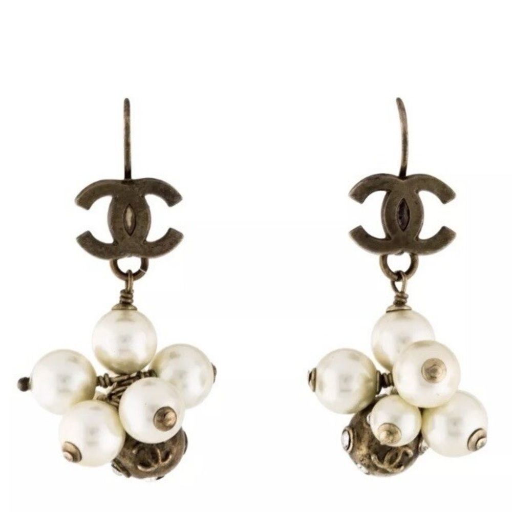 Chanel 04 A Vintage Elegant Pearl Cluster Earrings - Picture 3 of 12